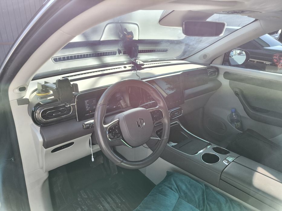 Меняю черный Липмотор С11 на белай. Цена 24200