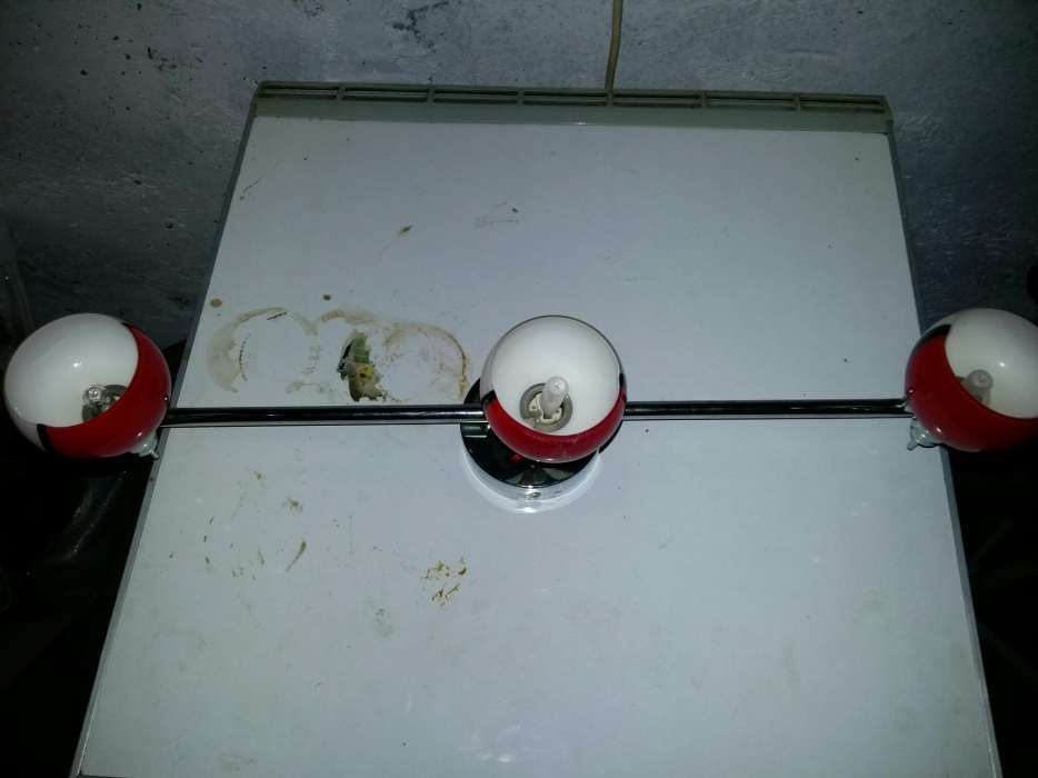 Vand lustra cu becuri halogen.