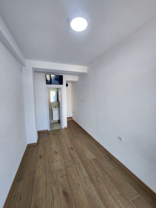 Spatiu comercial 6 min metrou Aparatorii Patriei  , AC , TV , boiler , bloc 2024