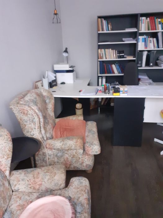 Vand biblioteca si masa de birou urgent