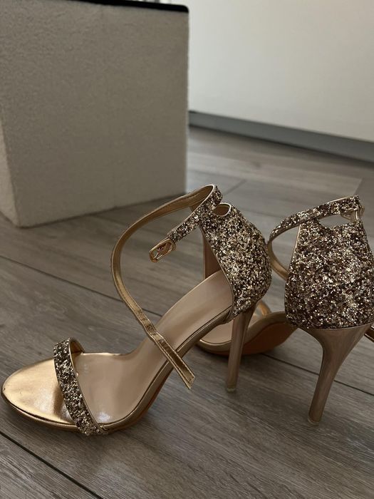 Сандали за бал или повод в златно