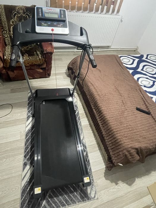 Vand banda de  alergare aproape noua.