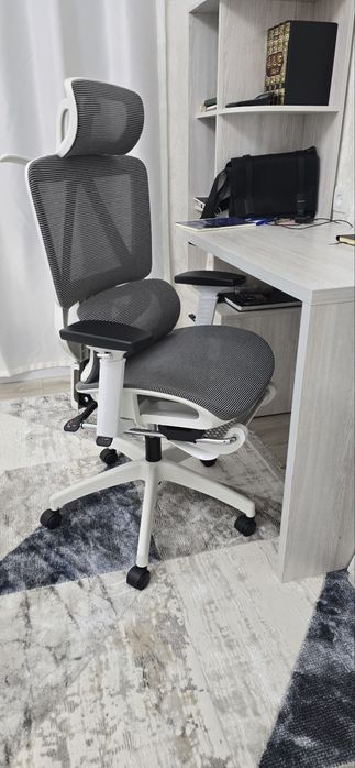 Офисное кресло эргономичное с подголовником, сетчатое, белое