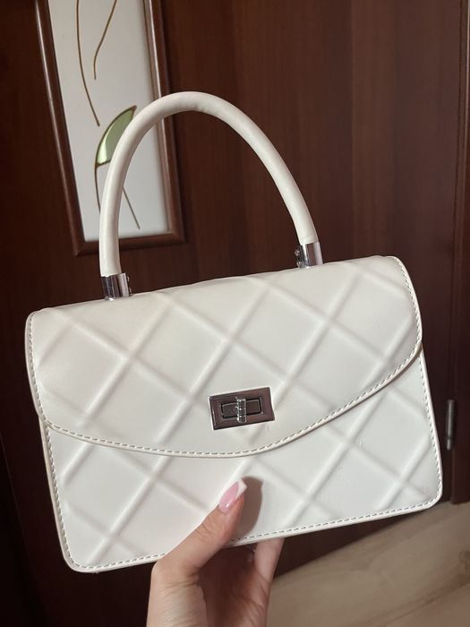 Бяла чанта с мини дръжка