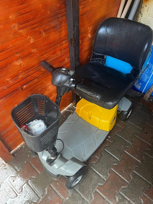 Vând cărucior electric pt pers dizabilități