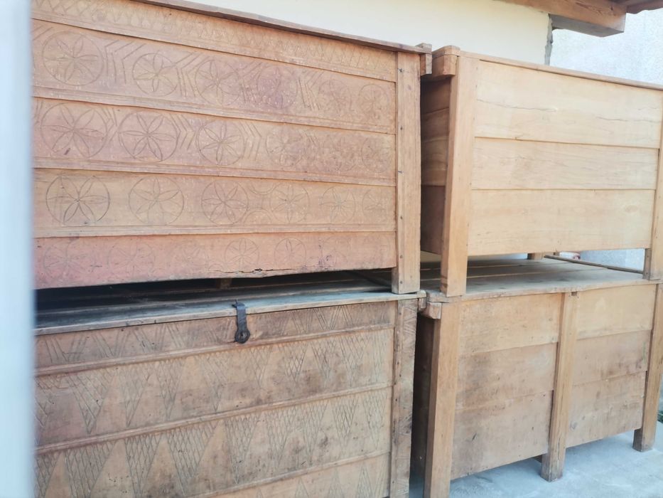 Стари скринове и закачалки