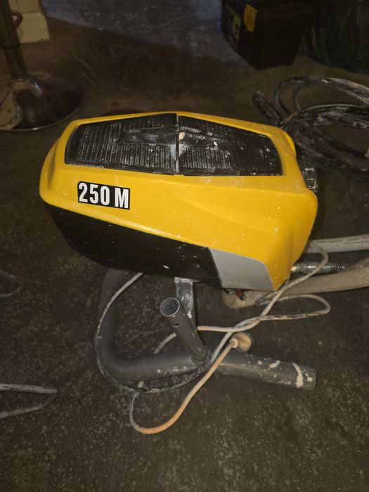 Pompă de vopsit 1000 ron