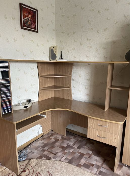 Угловой компьютерный стол