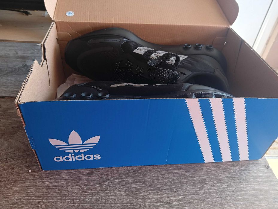 Оригинални обувки adidas.