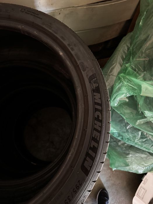 Продам резину бу 295/35/21