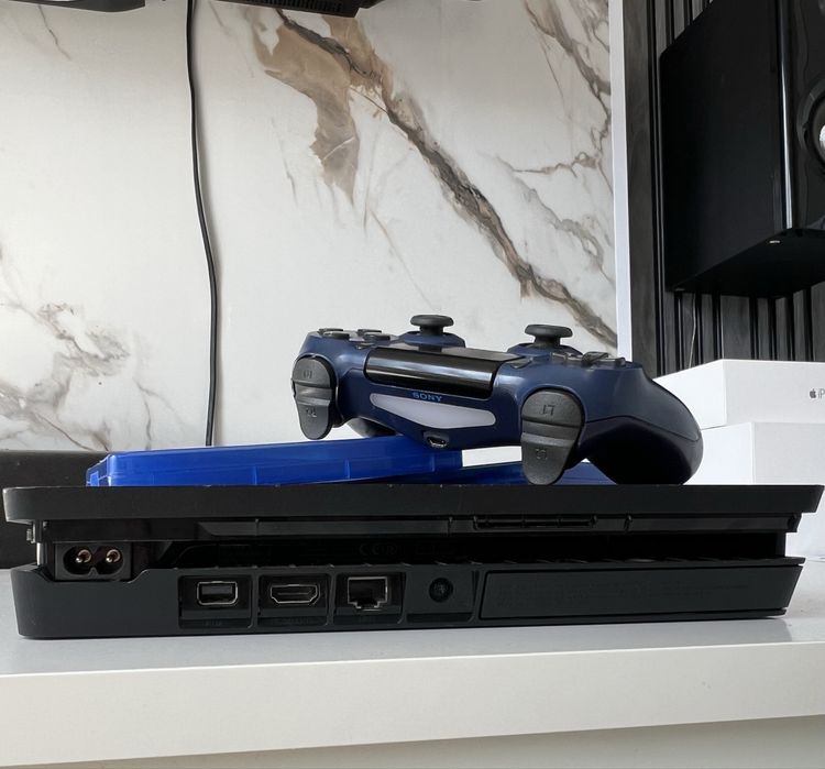 PS4 Slim + джойстик + 2 игри