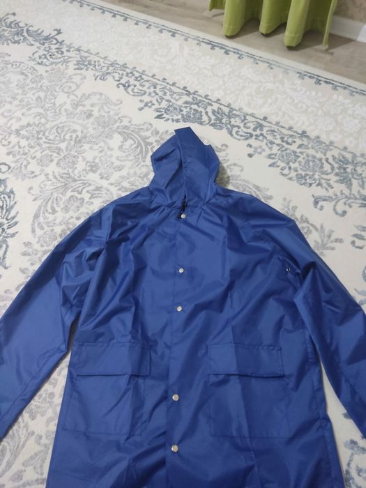 Плащ сатылады фирменный, капющоны бар.