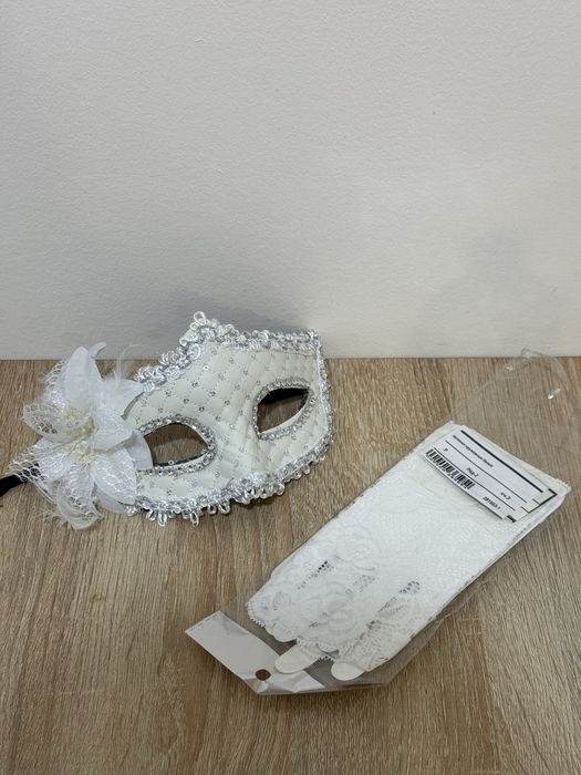 Венецианская маска и перчатки