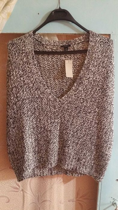 Вязеный без рукава свитир стилний с чорый  вадалаской очень Новый