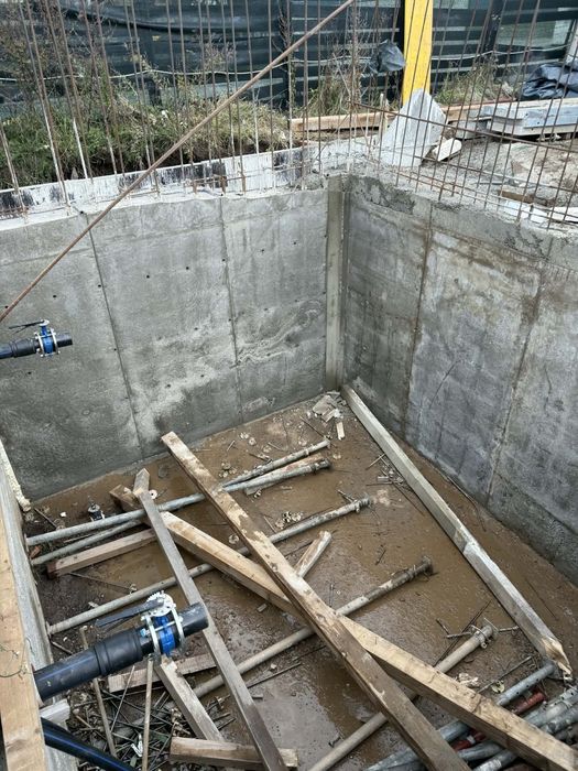 Executam casa la rosu acoperis foisoare pavaj  amenajari curti  etc