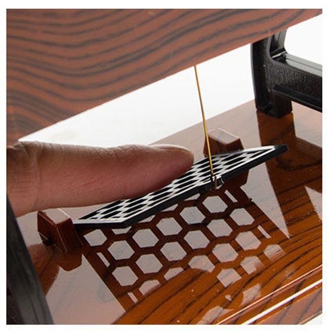 Музыкальная шкатулка выполнена в виде старинной швейной машинки