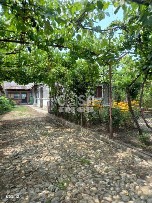 Casa la Doicesti cu teren de 1300 mp, livada si acces rapid catre Targ