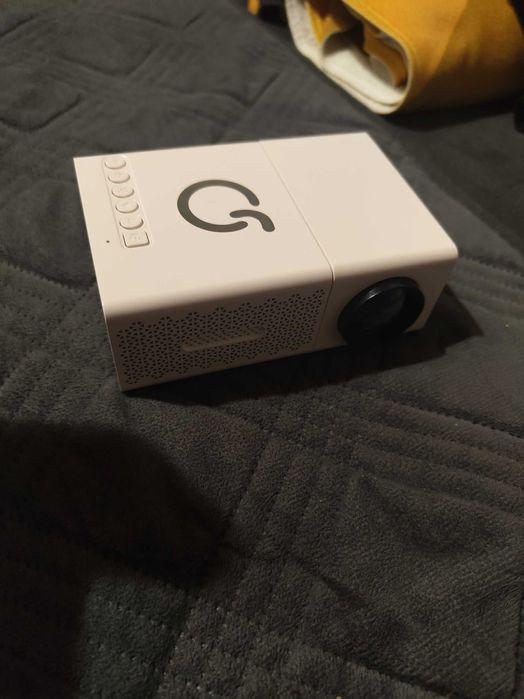 Мини проектор чисто нов с платно