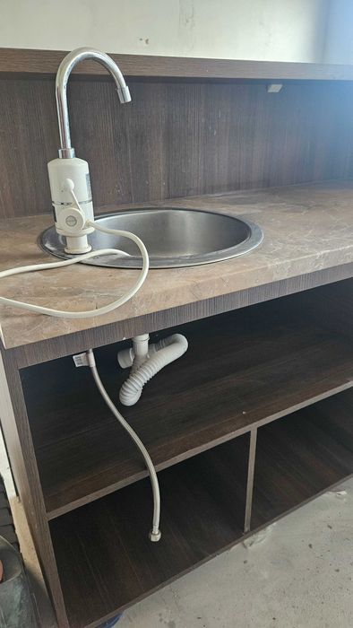Bar din lemn in stare foarte bună.