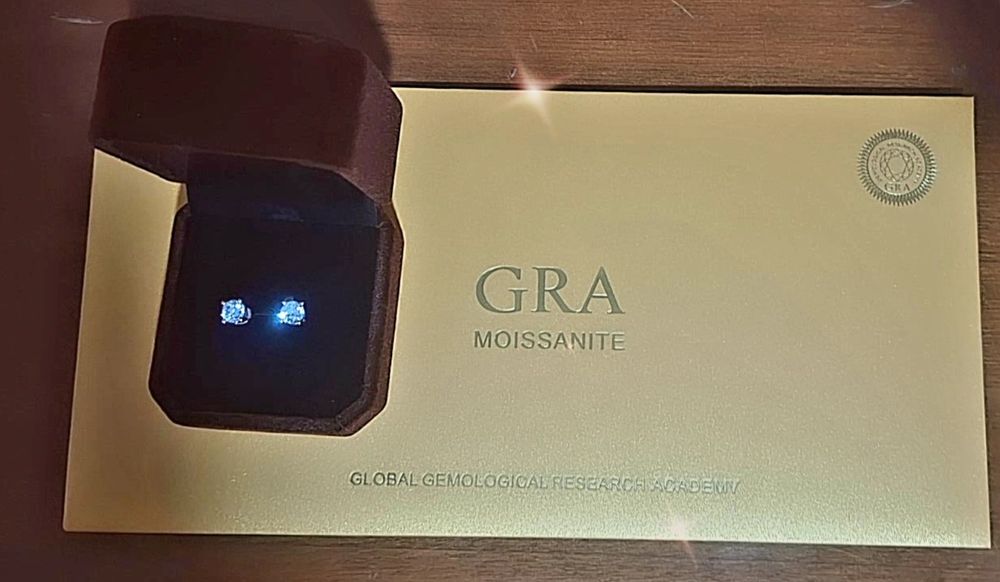 Серебряные  гвоздик проба s 925 натуральным каменным муассанит