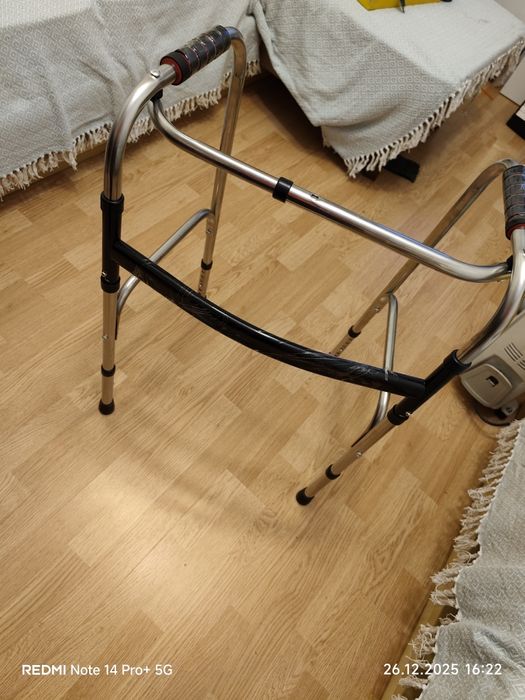 Инвалидная коляска и ходунок