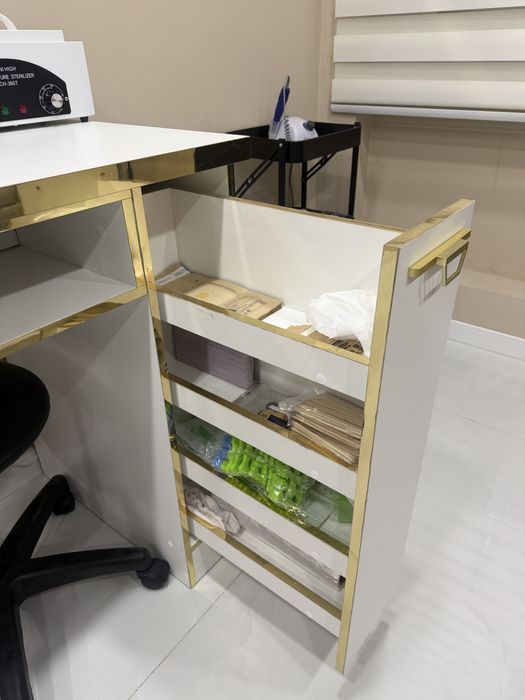 Продам маникюрный столик