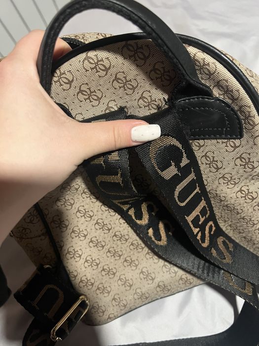 Удобна раничка Guess