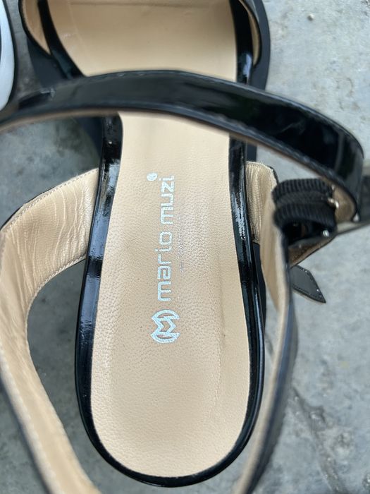 Лачени сандали