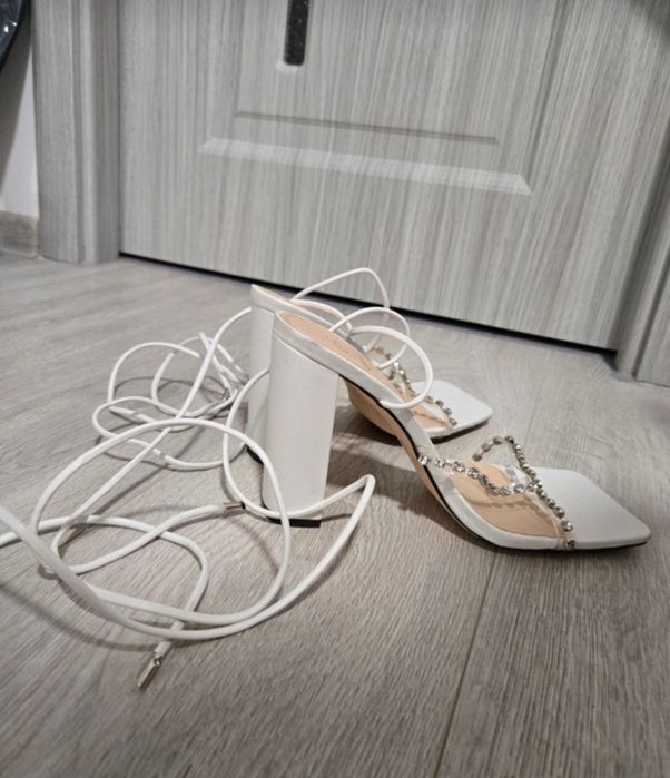 Pantofi cu toc albi