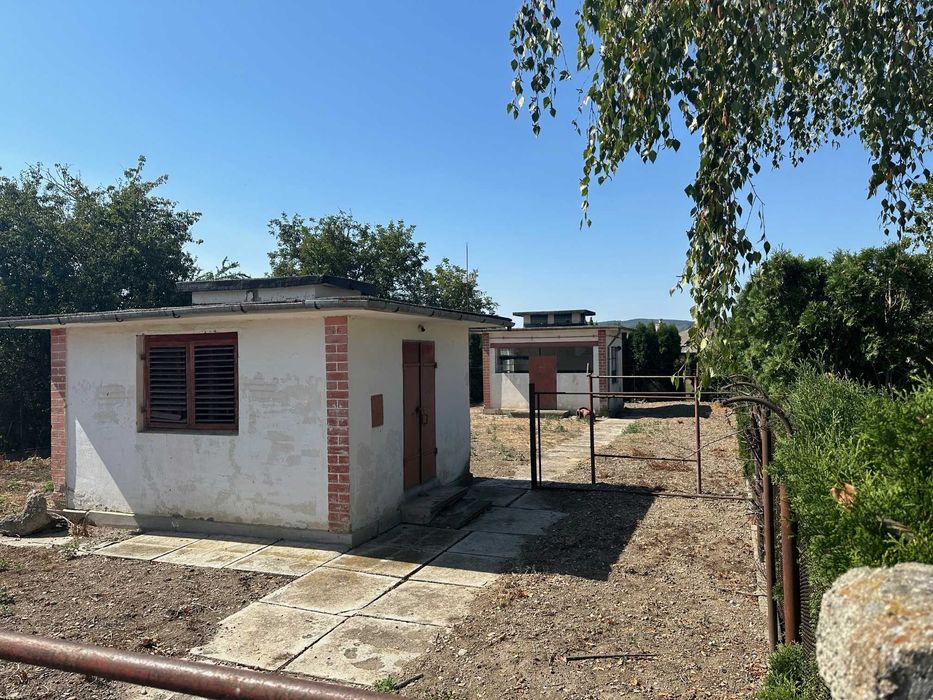 Vand teren + cladiri in centrul localitatii Albesti