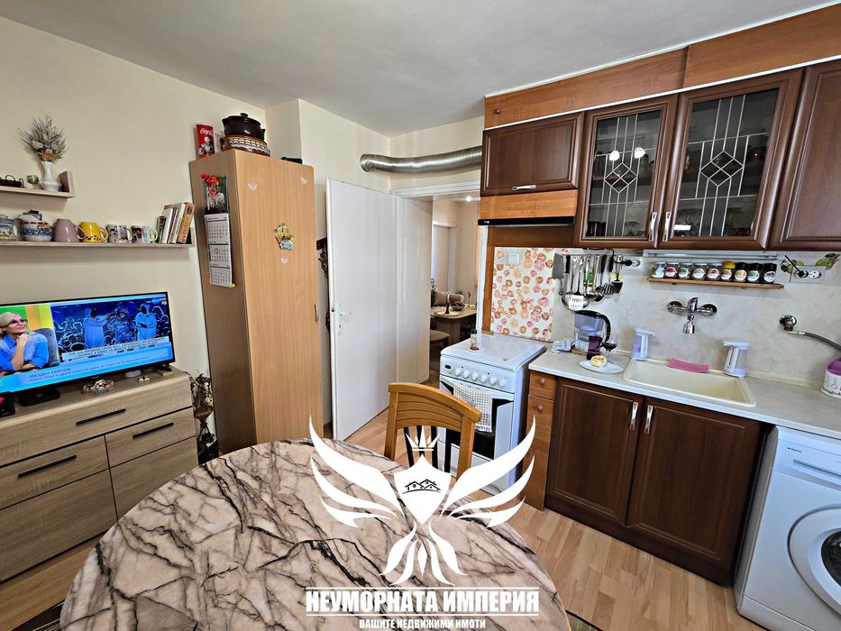 Продавам тристаен и двустаен 176РЗП с гараж в гр.Асеновград, кв.Изток