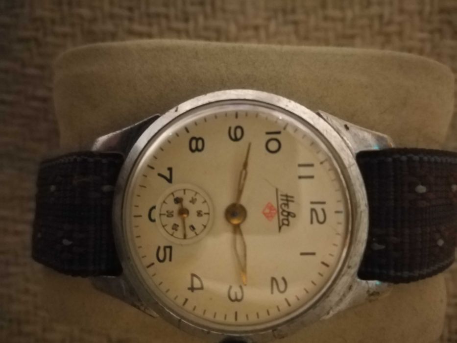 Куфар с 40 механични часовника.