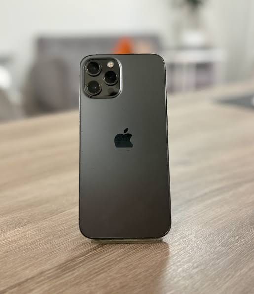 Продавам iphone 12 pro max 128GB 100% батерия може и бартер