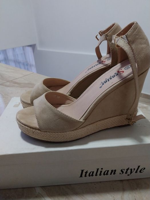 Дамски сандали с цяла подметка