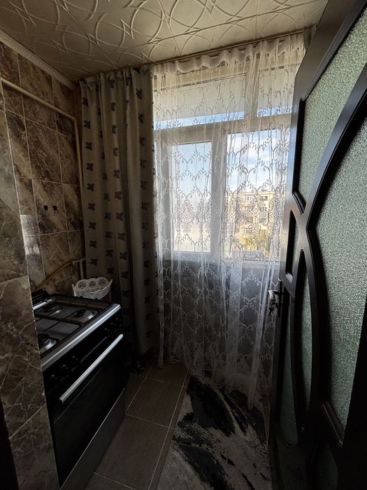 Vând apartament cu 2 camere, complet mobilat și utilat, gata de mutat. Apartamentul este potrivit pentru locuit și se vinde împreună cu mobila.