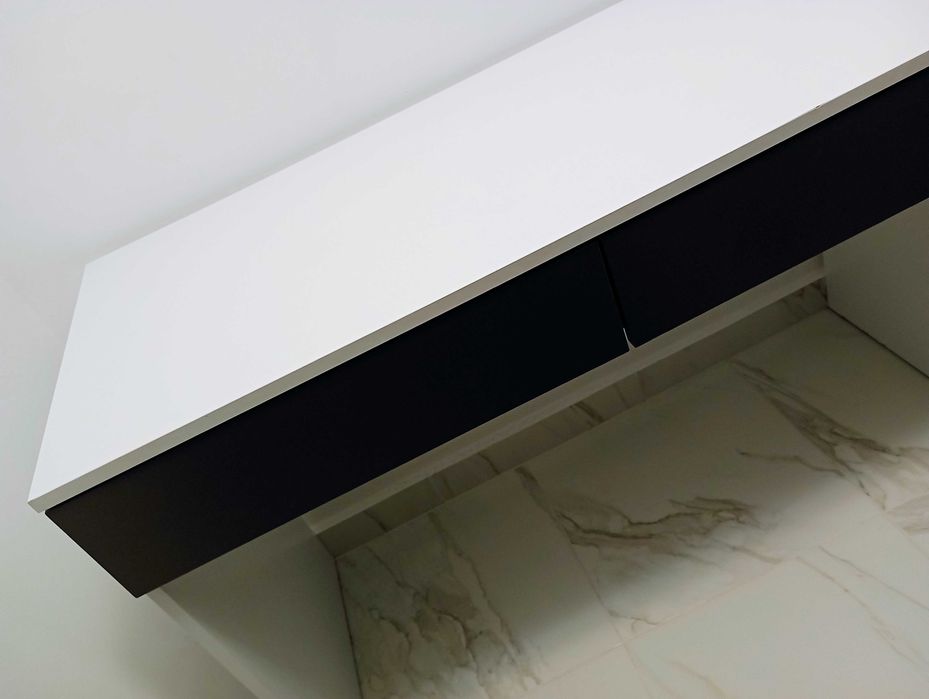 Бяло бюро с две чекмеджета