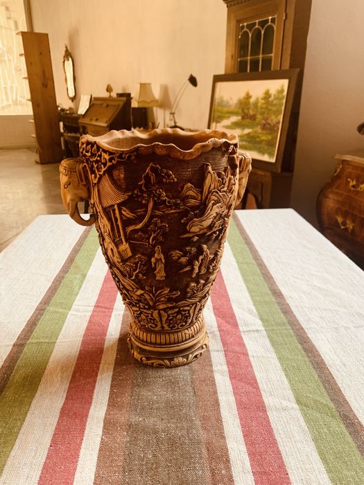 Декоративна ориенталска ваза с релеф – 90-те години