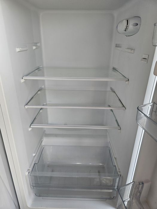 Продавам  хладилник Midea