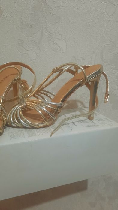 Женская обувь-босоножки