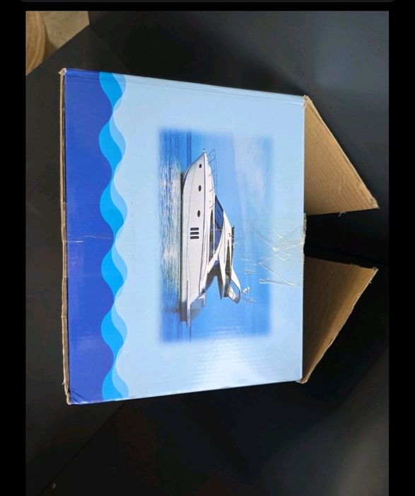 Proiector cu remote controler  pentru diferite utilizări..