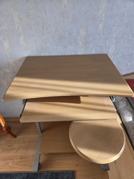 Помошна маса на колела ( тип бюро)!