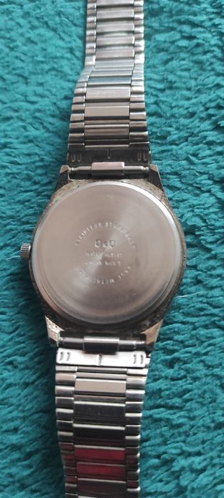 Продавам часовник QiQ