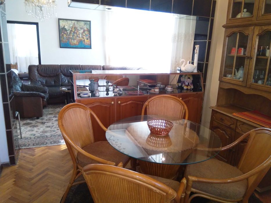 Дава се под наем Тристаен апартамент в Велико Търново, Център - 110 кв.м за 300 € - Снимка #2