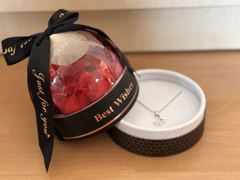 Cutie trandafiri de săpun cu lănțișor cadou