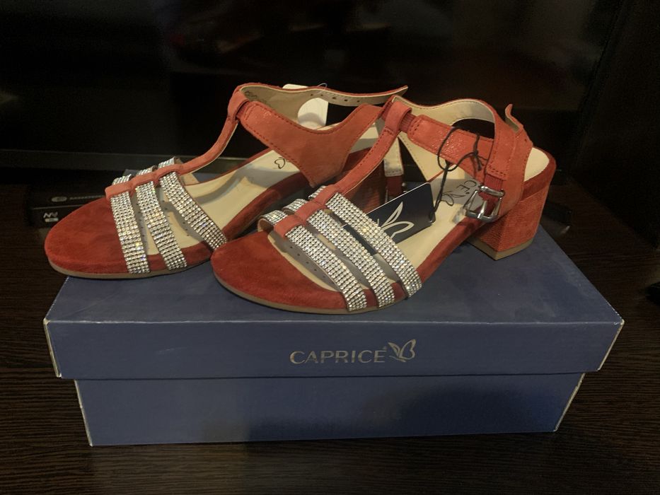 Босоножки со стразами