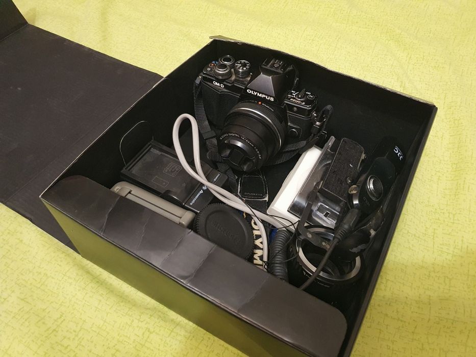 Olympus OM-D E-M10 + грип, фильтры, переходники, пульт — под ремонт/