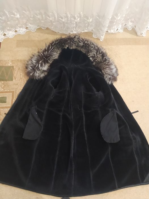 Продам дублёнку с капюшоном.