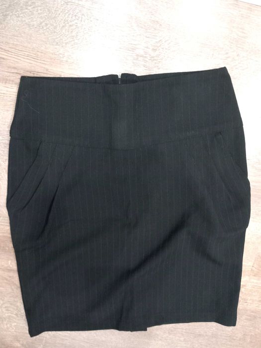 Черна пола с джобове