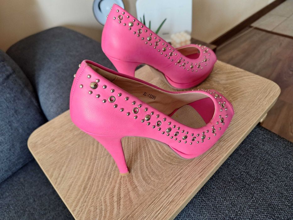 Обувки на ток с капси