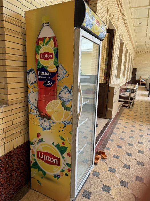 Продаётся холодильник витрина UGUR